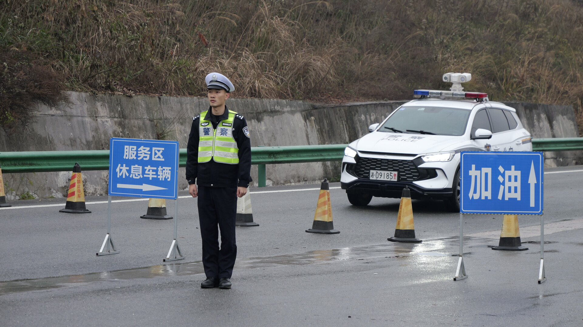 新春走基层丨春运车流高峰至 湖南高速交警全力护航保畅通