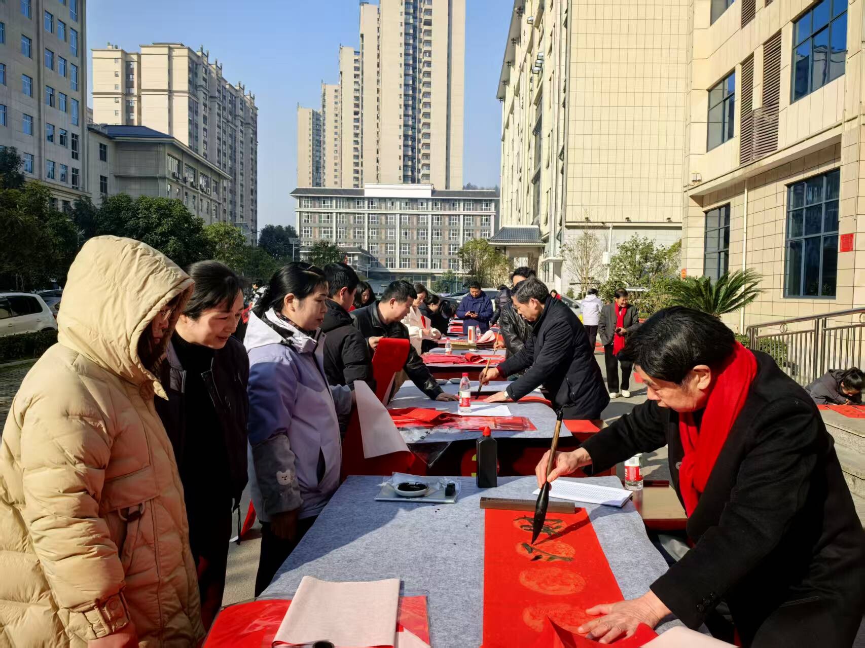新春走基层丨迎马年 送祝福 桑植县书法家协会进机关开展写春联公益活动