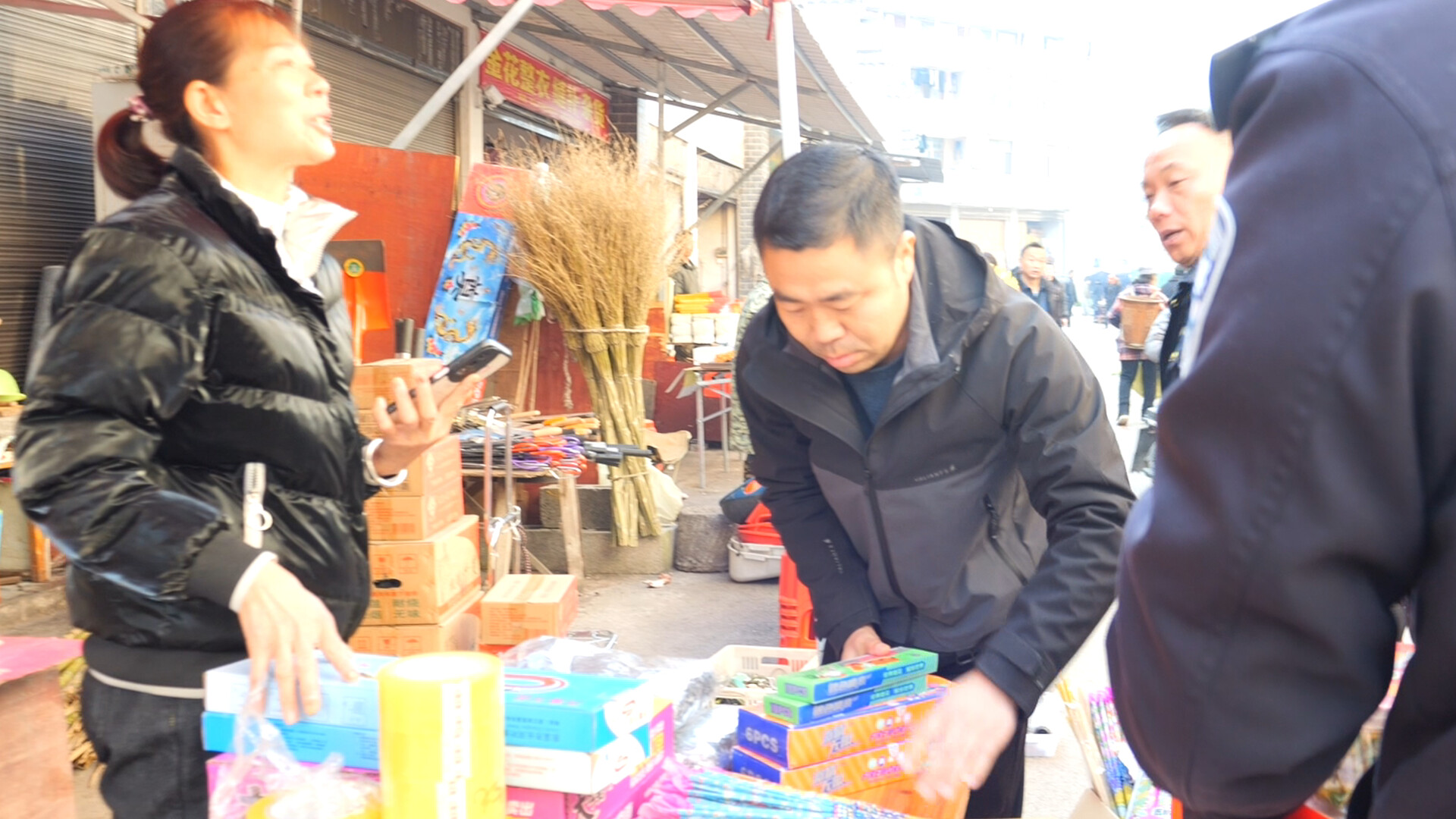 【新春走基层】多部门联合开展春节前烟花爆竹安全检查 筑牢节日安全防线