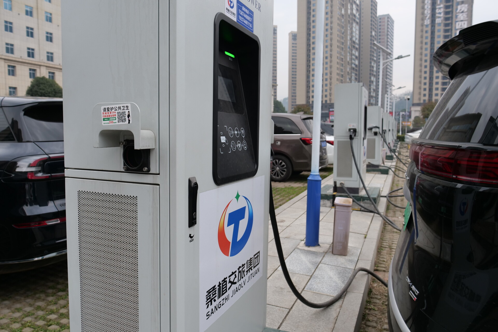 新春走基层丨春节假期桑植县机关企事业单位停车场免费 获返乡游子点赞