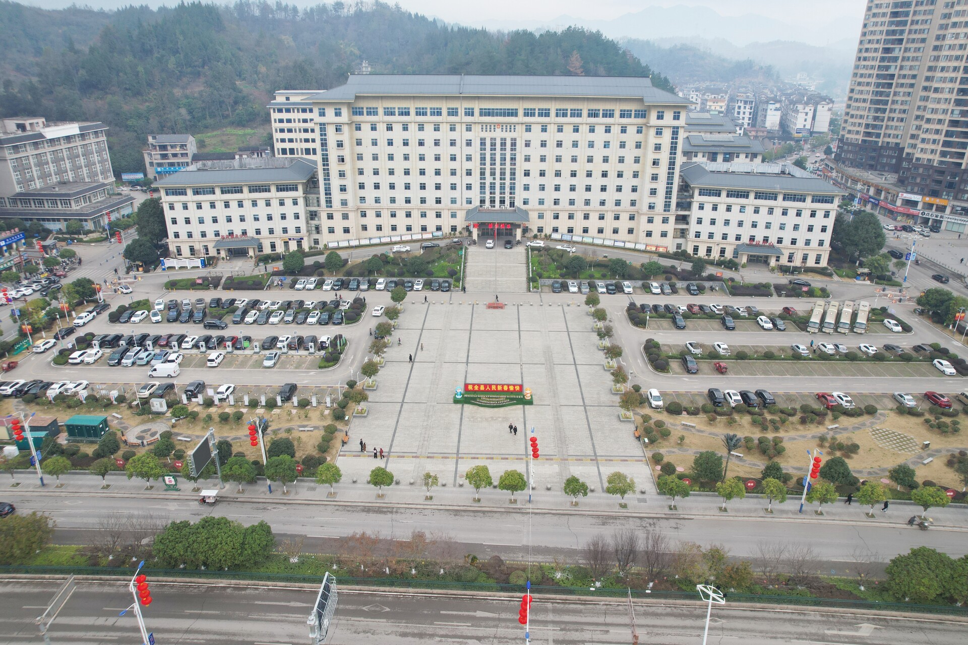 新春走基层丨春节假期桑植县机关企事业单位停车场免费 获返乡游子点赞