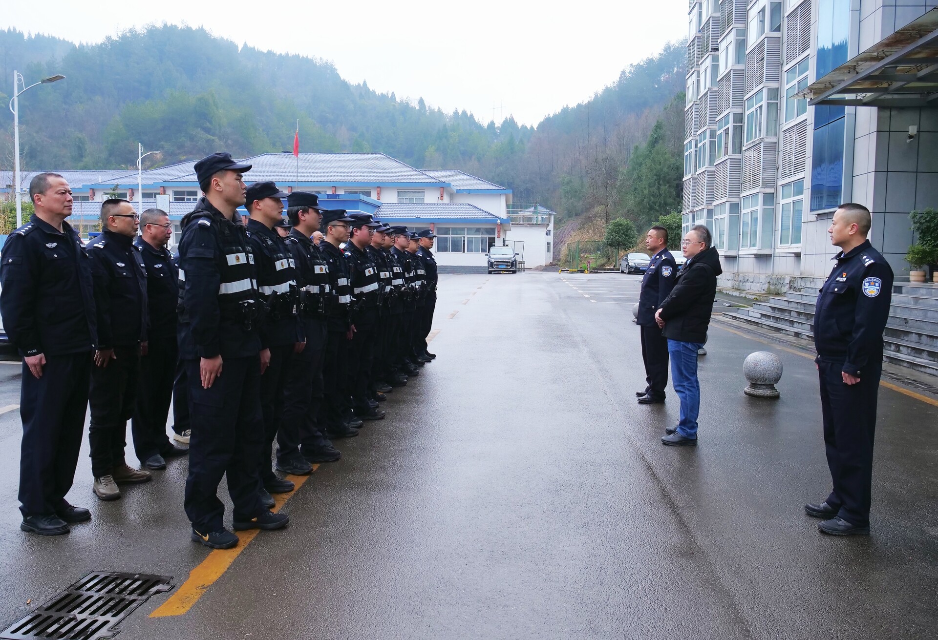 梁高武看望慰问坚守一线值班值守干部职工