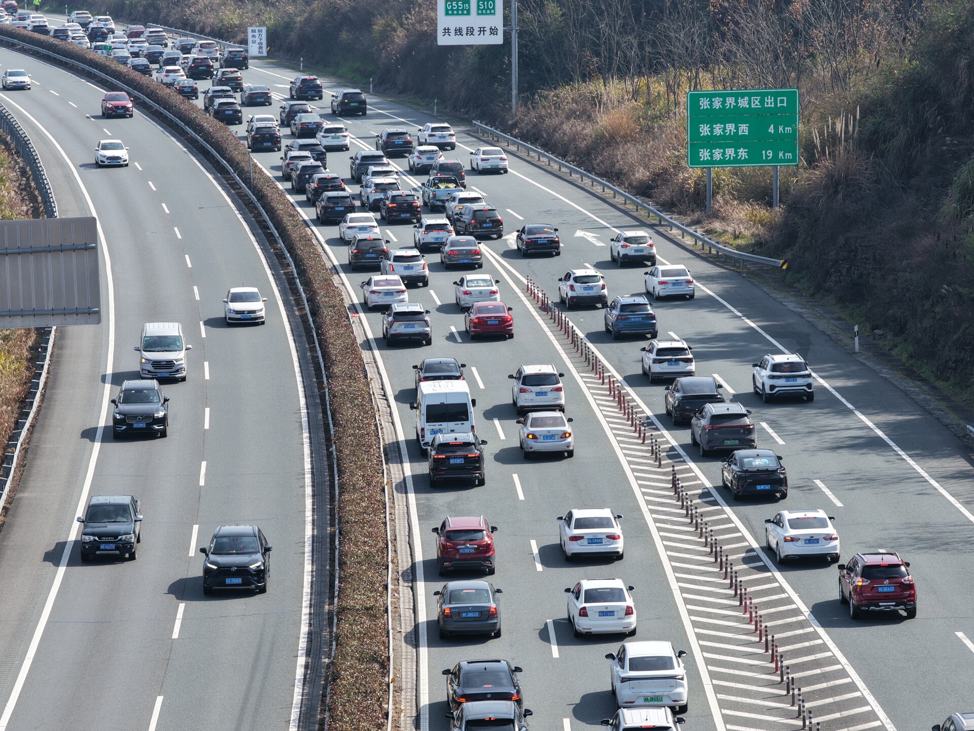 新春走基层丨大年初四迎返程高峰 桑植高速交警柔性劝导保畅通