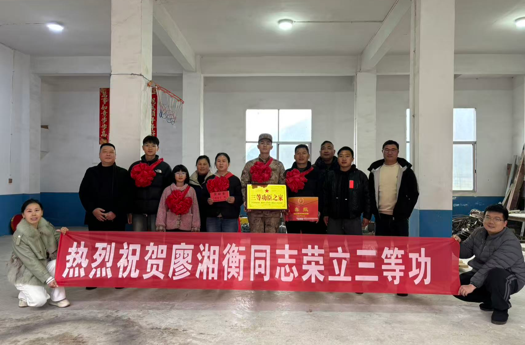 桑植县陈家河镇：锣鼓喧天送喜报 荣光上门暖人心