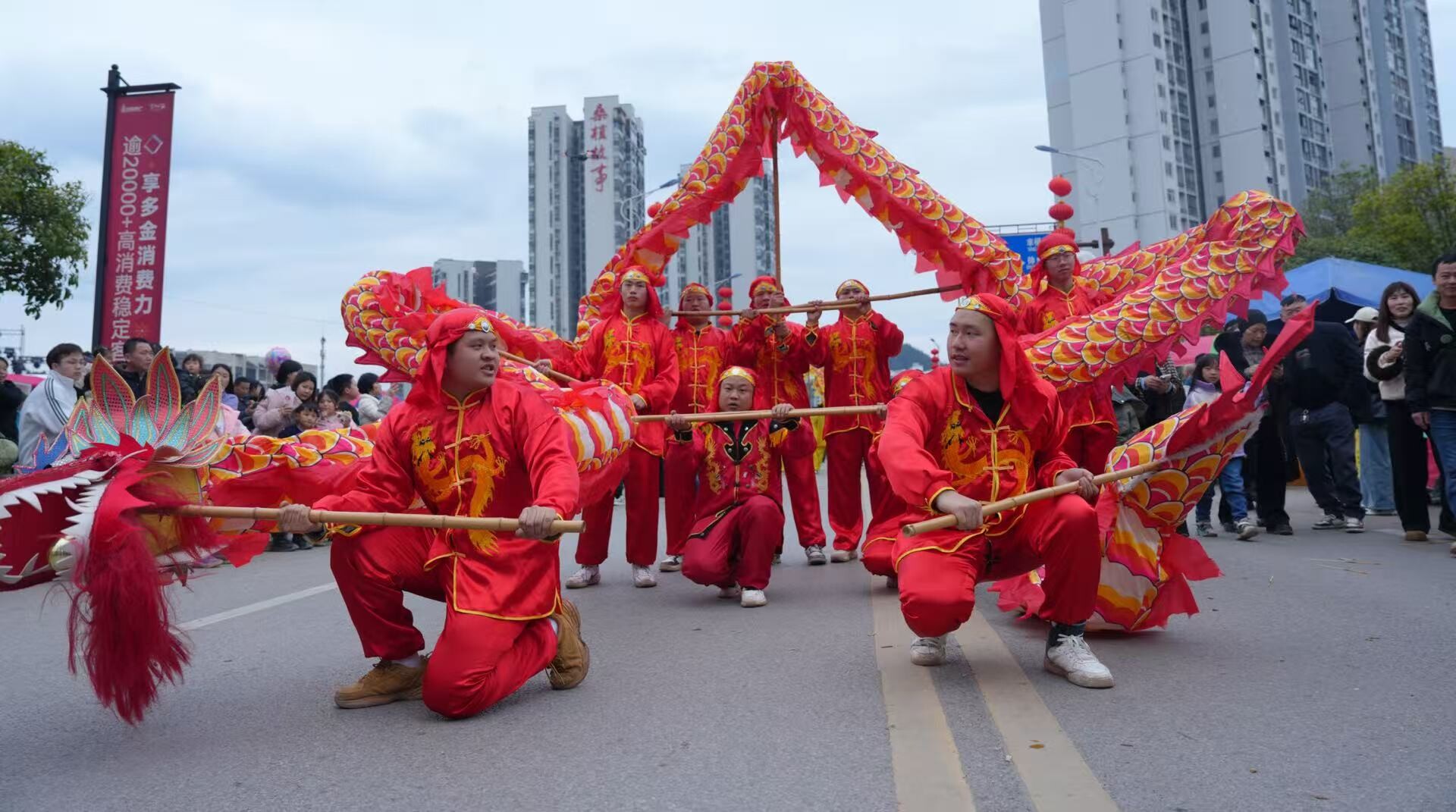“元宵夜·桑植味”巡游开场 热闹桑植