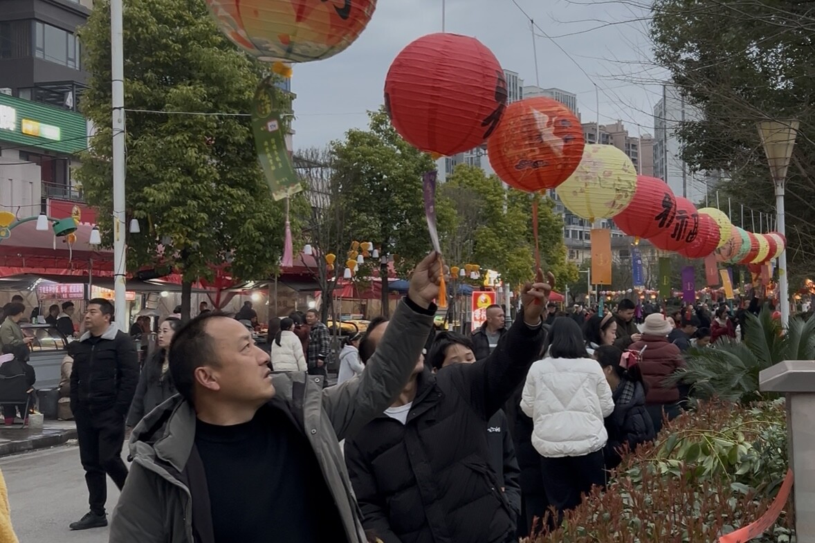 元宵灯谜竞猜热闹启幕 灯谜区人头攒动乐翻天