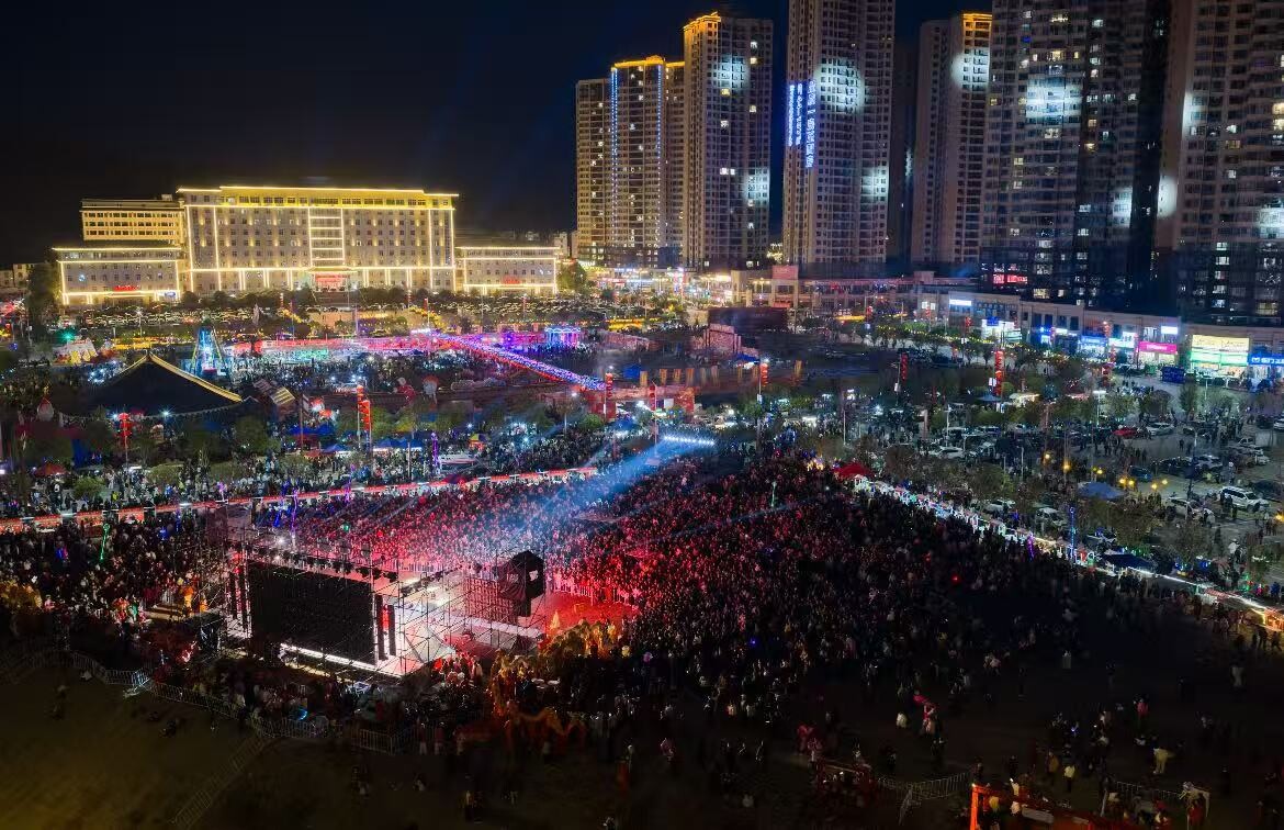 桑植元宵夜：万人空巷 夜经济“热辣滚烫”