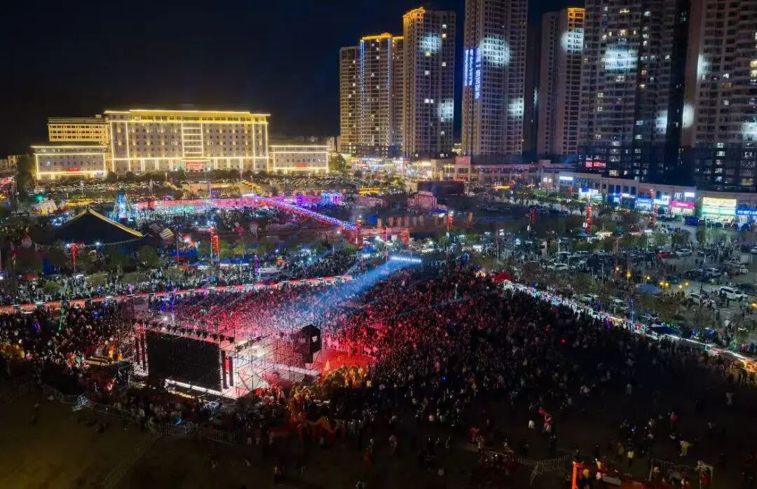 桑植元宵夜：万人空巷 夜经济“热辣滚烫”