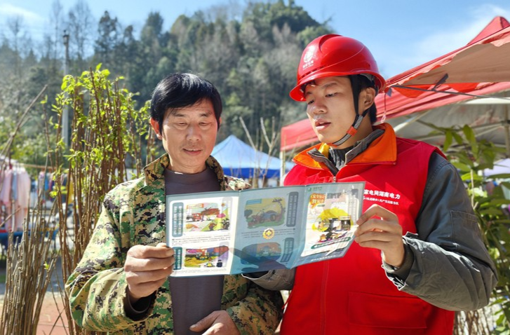 国网桑植县供电公司：植树护电两相宜 安全宣传入民心