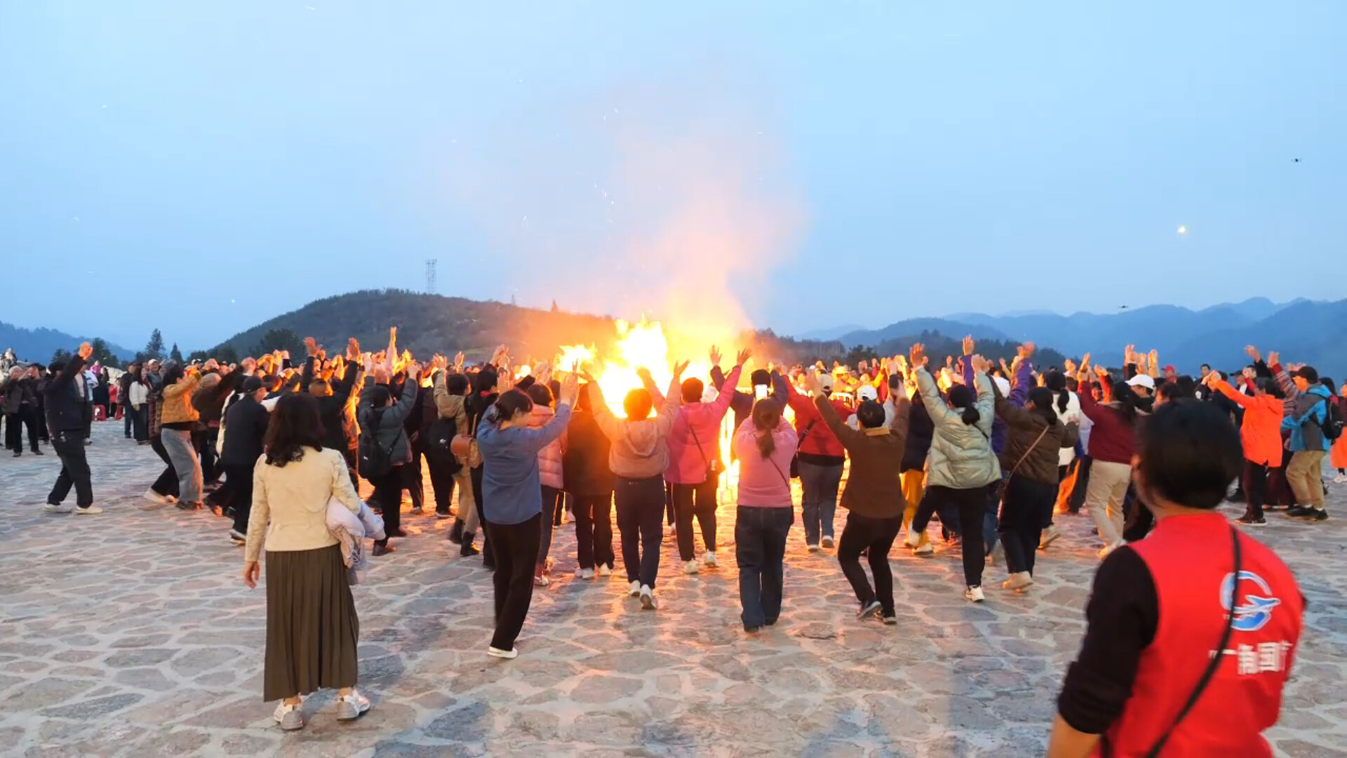 千人齐聚阿巴砦！开春宴配摆手舞点燃桑植民俗夜