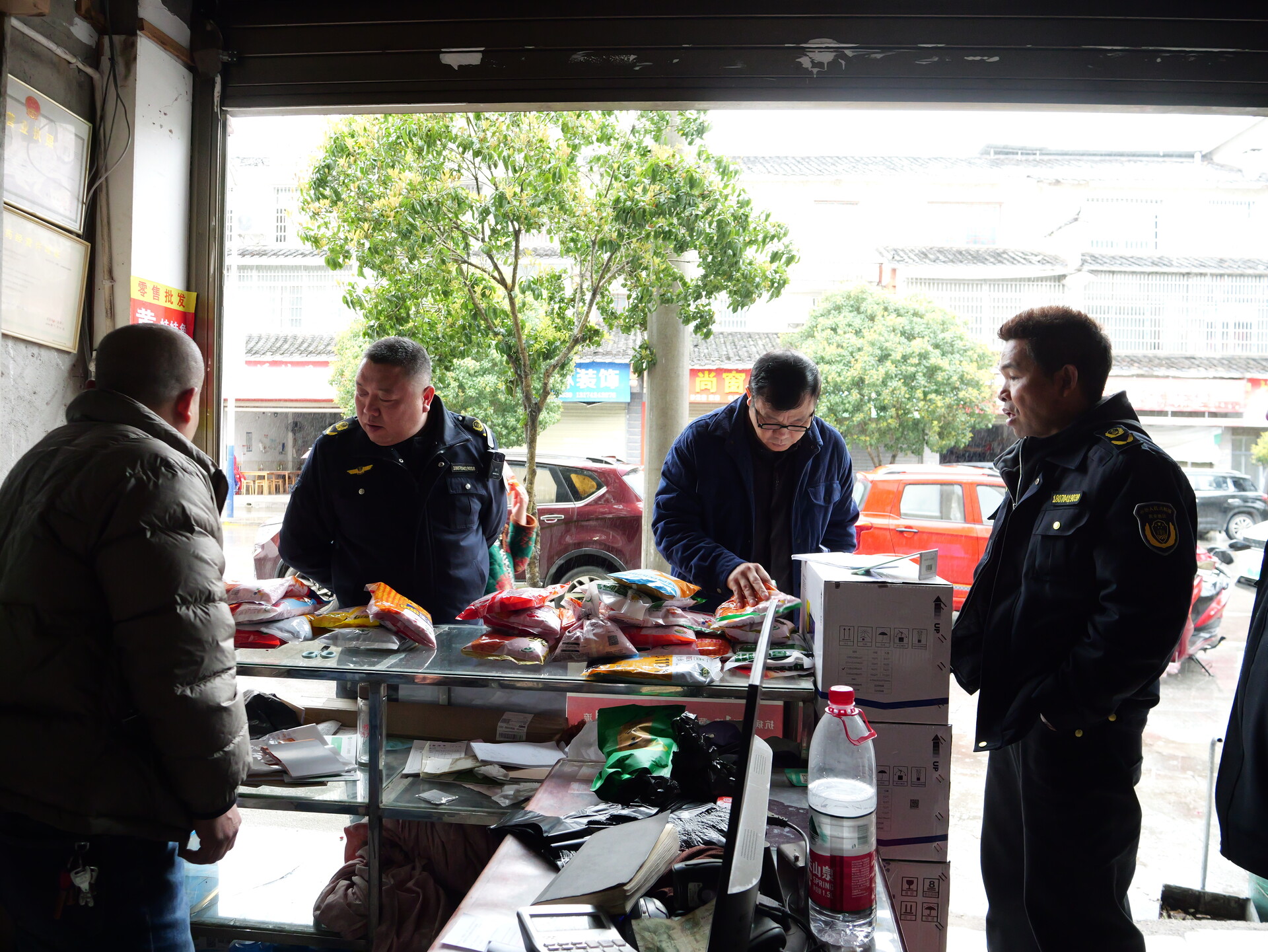 桑植县开展春季护农行动 严把农资安全“第一关”