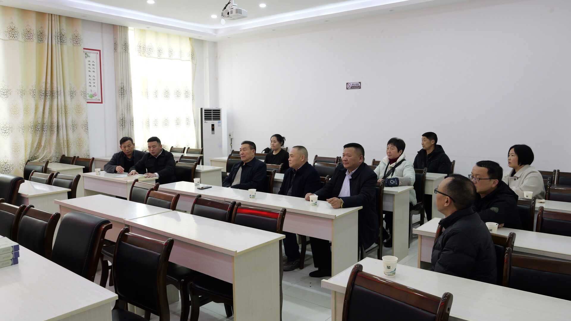 鹤峰县爱心作家向桑植县图书馆捐赠图书