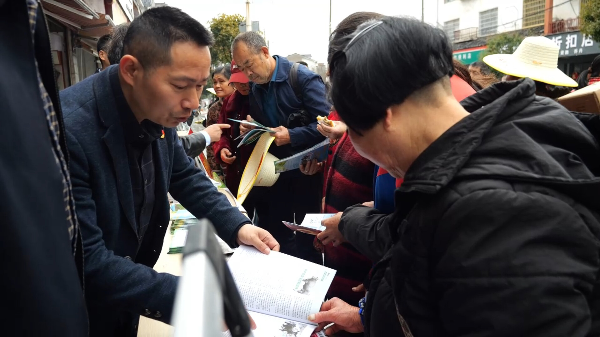 春风拂澧源丨市县联动农机“赶大集” 便民服务“送安心”