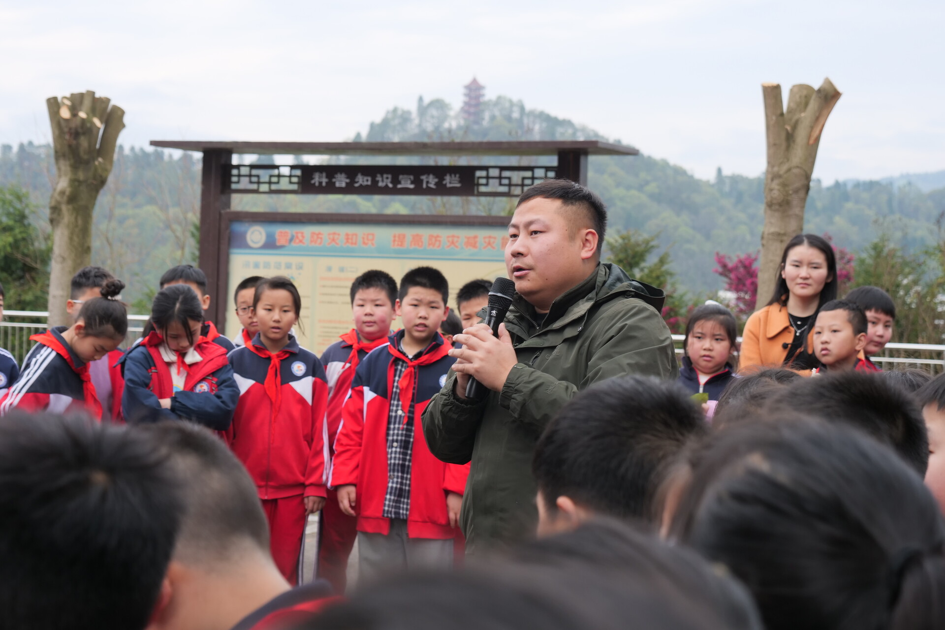 桑植縣氣象站迎來小小“氣象觀察員”