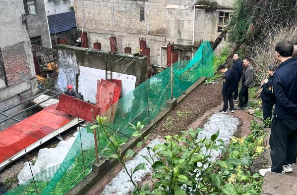 多部门联合行动 依法拆除高家坪社区一处违建钢架棚