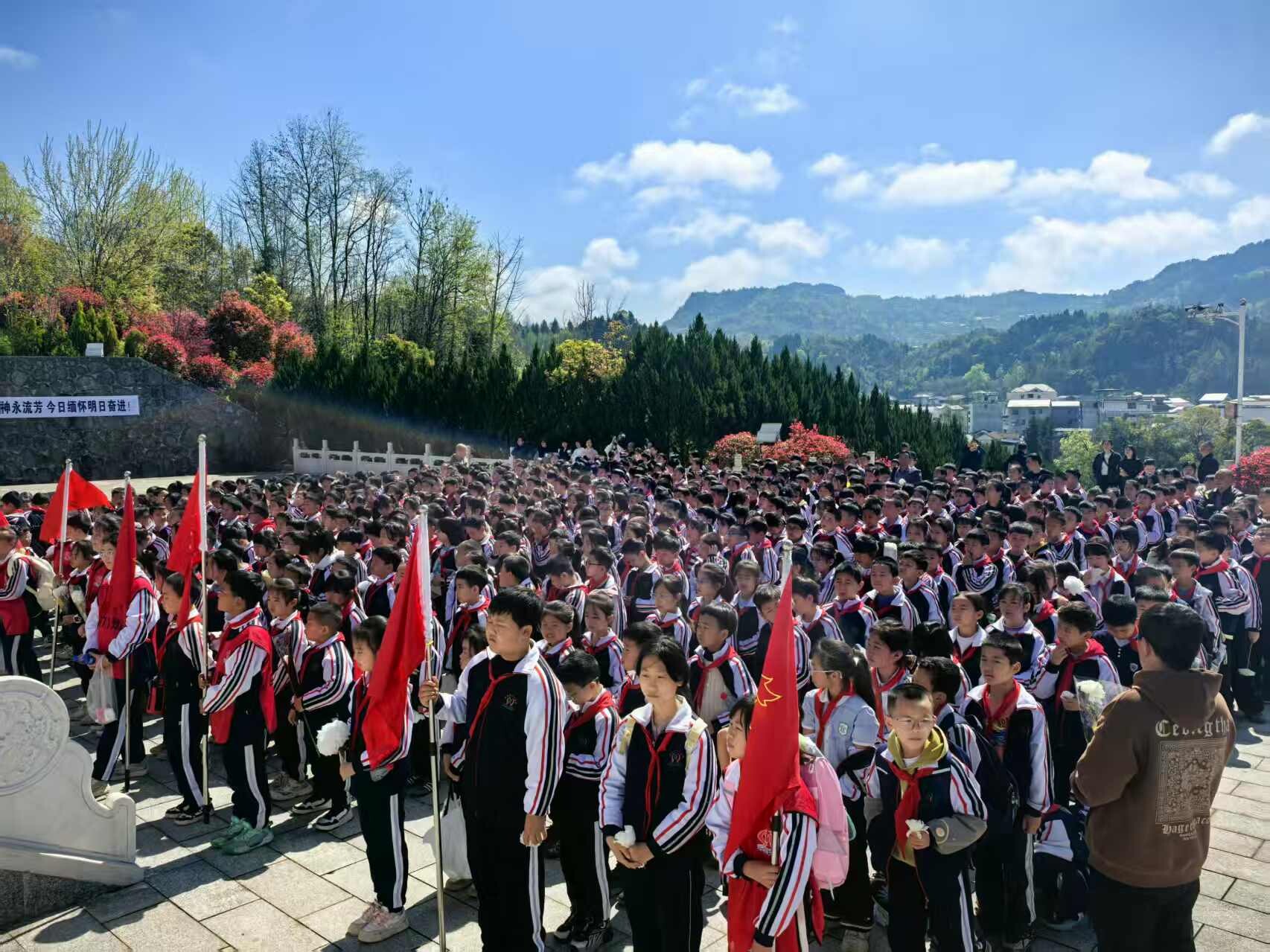 桑植县关工委：清明祭先烈铸魂育人 全年关爱行动护航成长