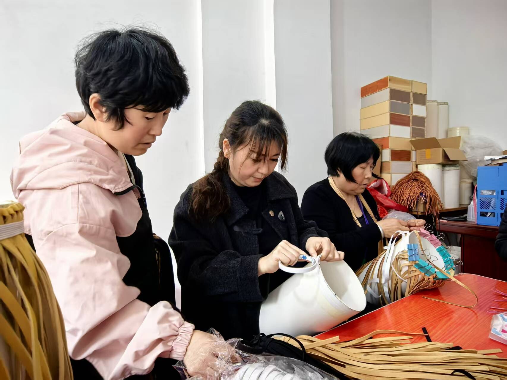 春风拂澧源丨桑植县织羽手工编织工厂“灵活工位”让妇女顾家增收两不误