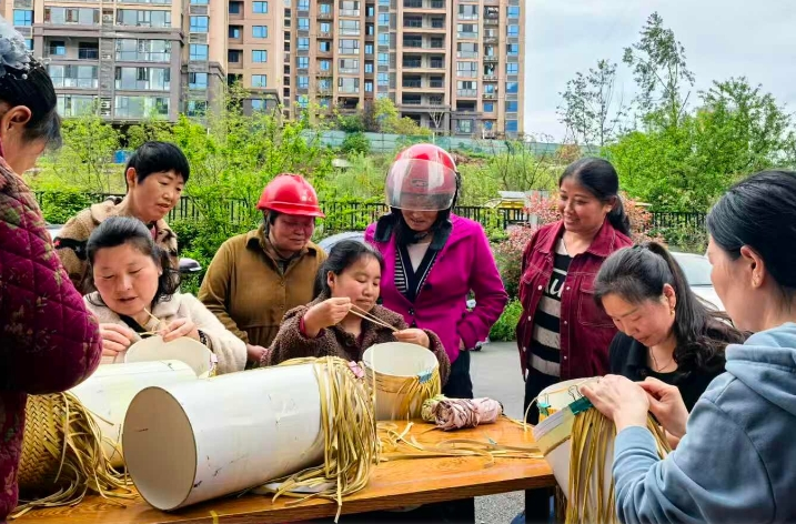 桑植县织羽手工编织工厂“灵活工位”让妇女顾家增收两不误