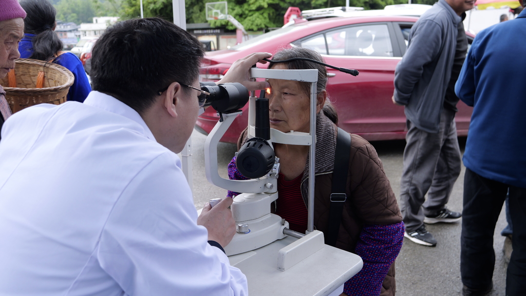 家门口享免费体检 桥自弯镇三合村200余位老人受惠