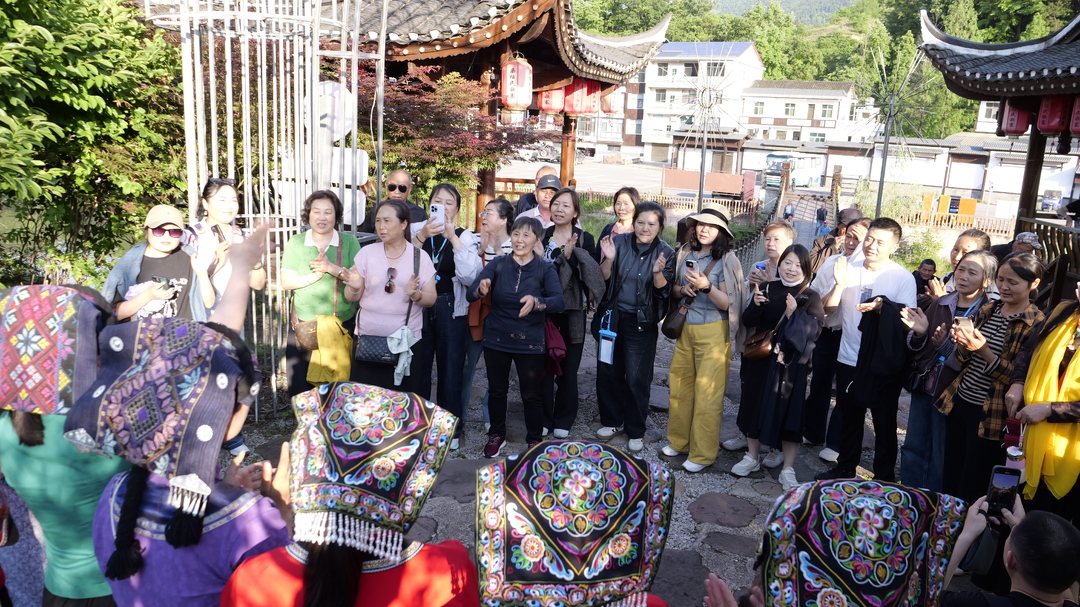 首批川渝旅游团来到民歌寨 品民俗文化 醉民歌风情