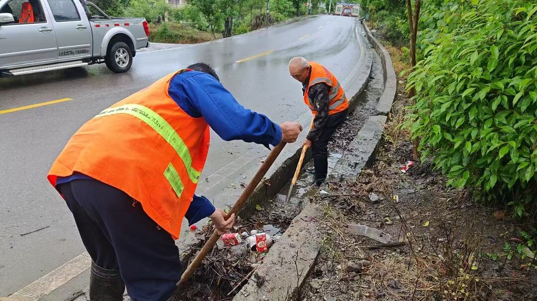 桑植县公路建设养护中心：闻“汛”而动护通途 筑牢防线保平安