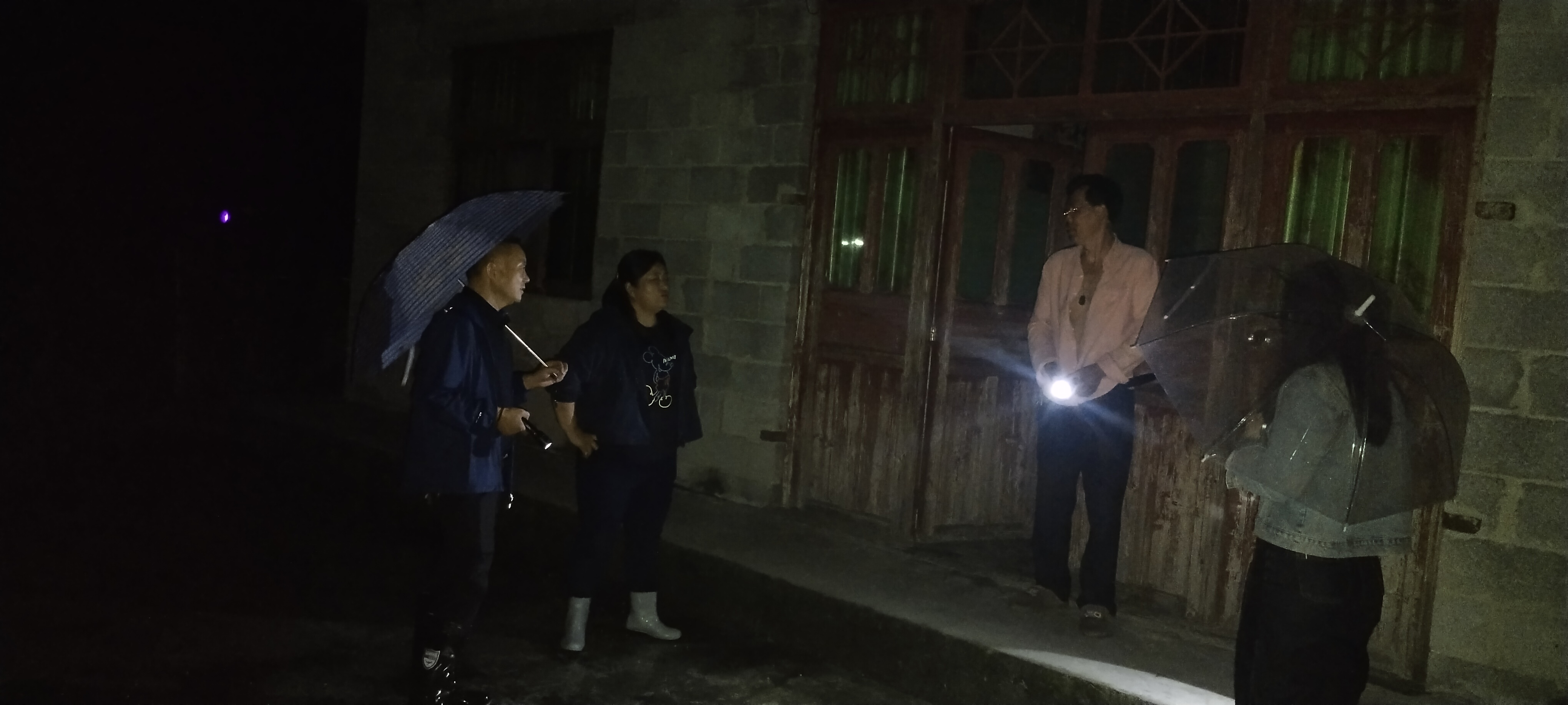 闻“汛”而动 连夜应战 上河溪乡筑牢暴雨安全防线
