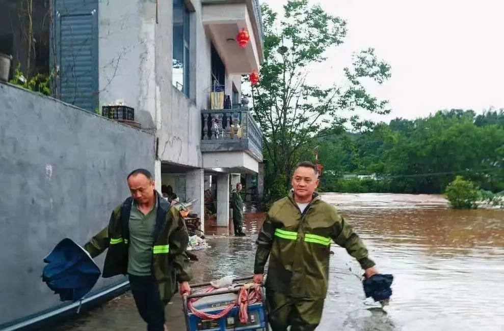 刘家坪白族乡干部凌晨三点“强行搬家” 跑赢洪水