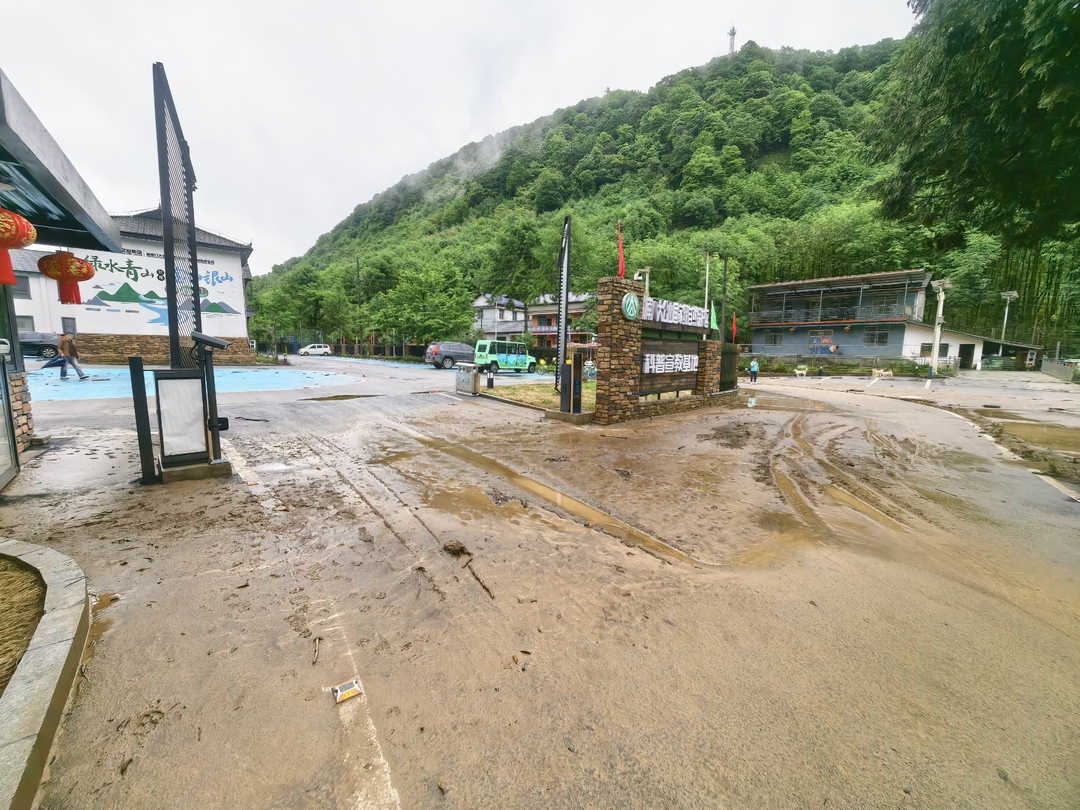 深夜暴雨漫进村 天平山接待站连夜转移安置13名群众