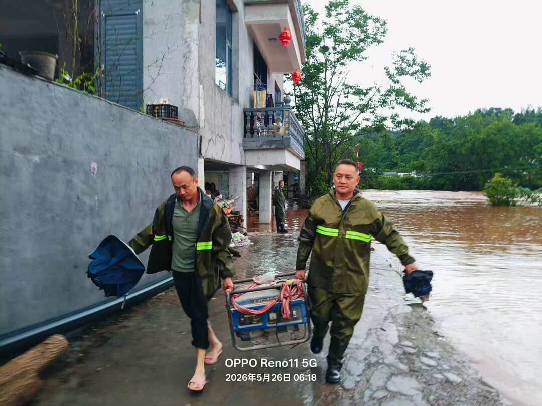 刘家坪白族乡干部凌晨三点“强行搬家” 跑赢洪水
