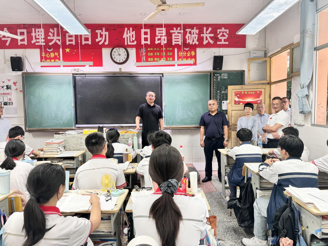 陈彬到桑植一中、贺龙中学看望高三师生