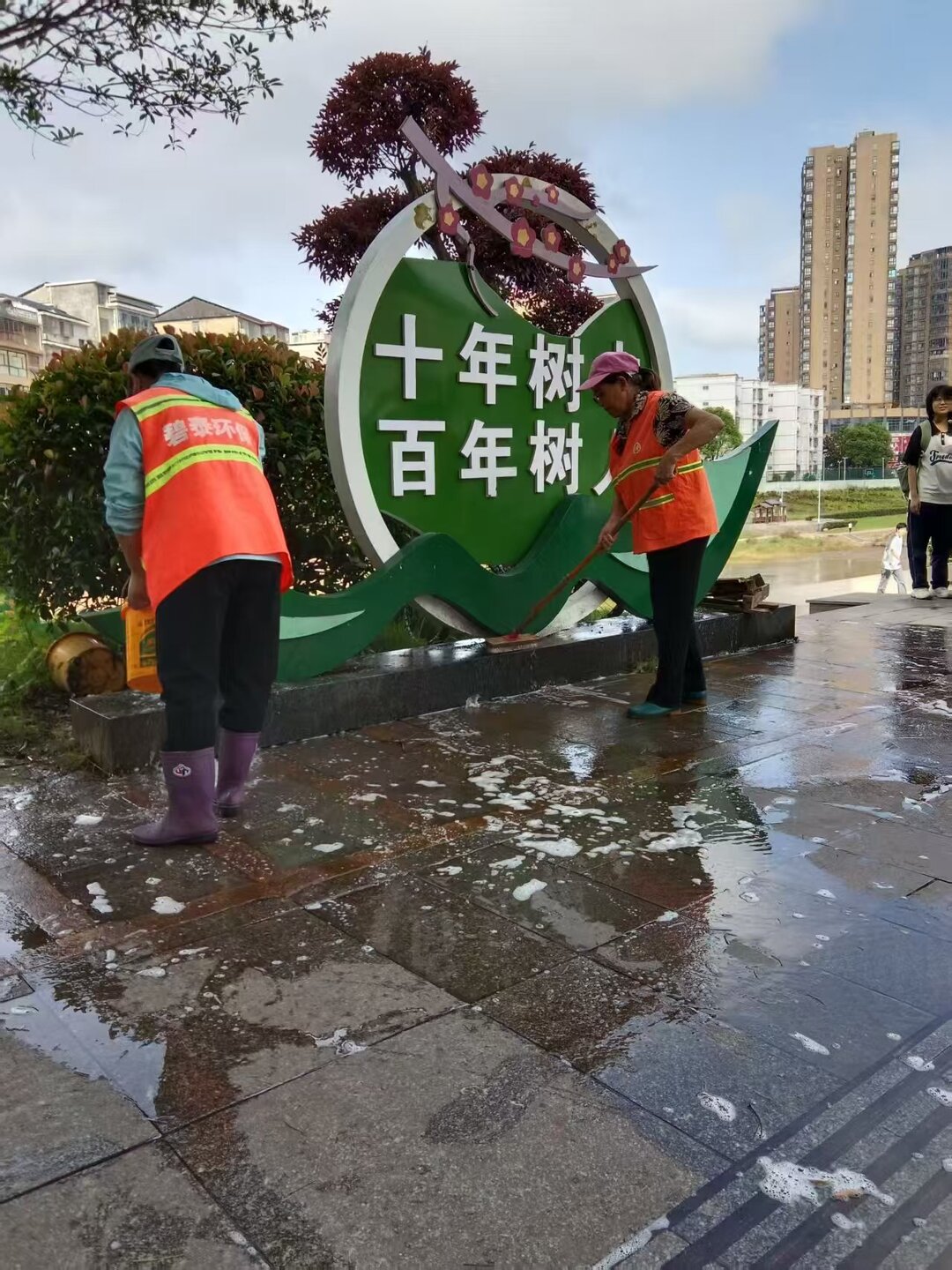 县城管局多举措守护学子追梦路