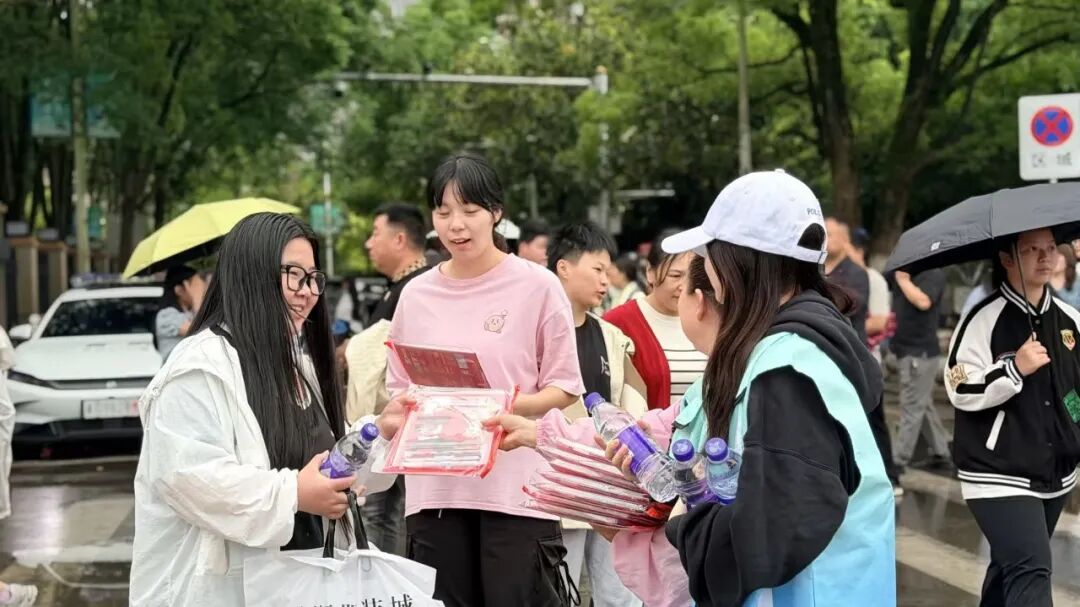 高考志愿服务站温暖护航高考学子