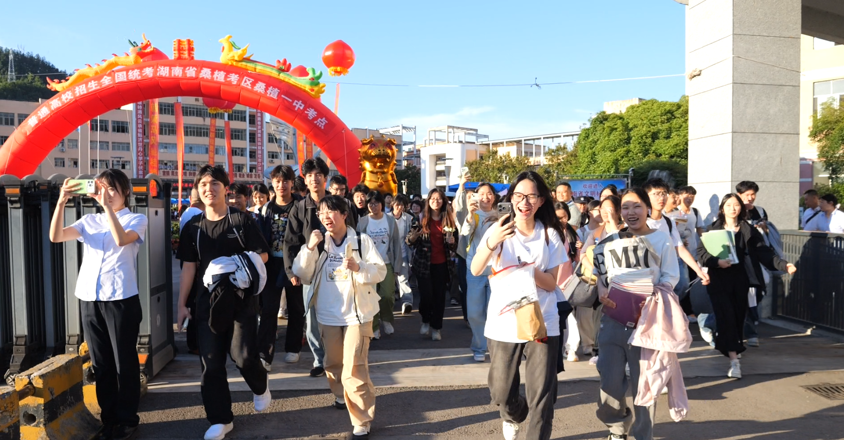 落笔收官，致青春里每一份温暖相伴