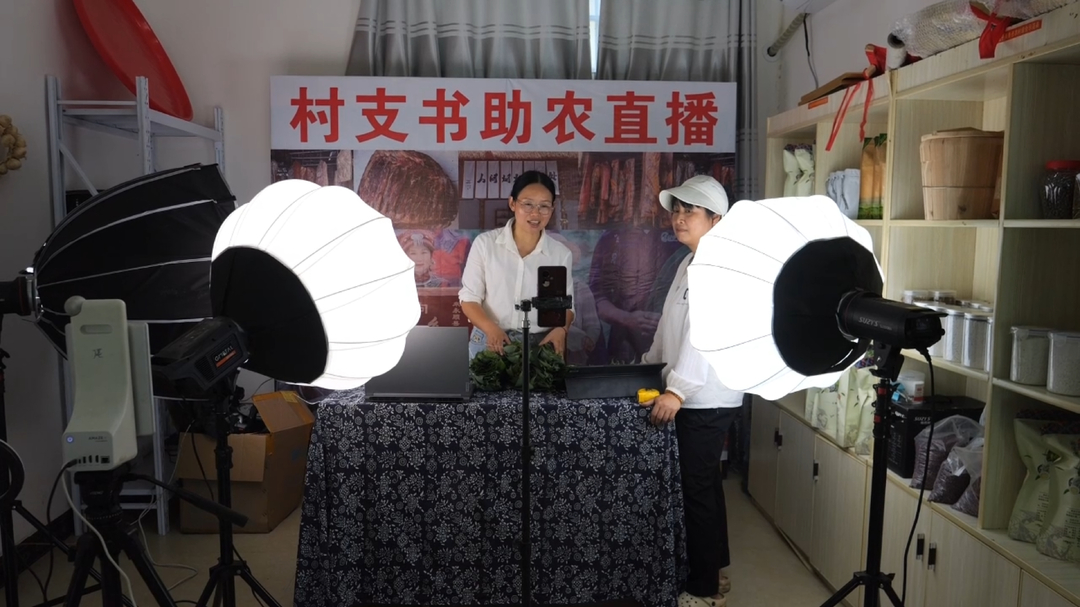 陈家河镇岩壁村：粽叶飘香出深山 双线销售助农促增收