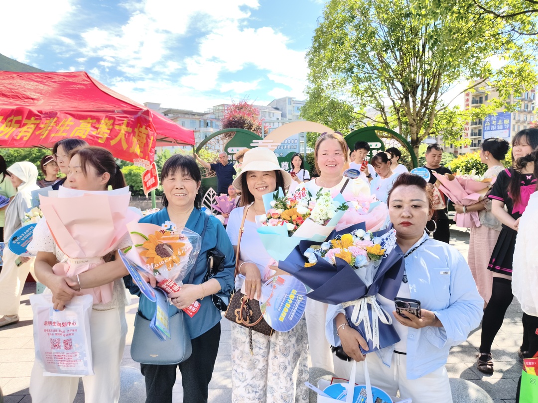 高考收官在即，考点外满是温柔守候