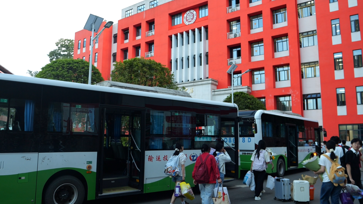 县交投运输有限公司：高考落幕 暖心护航乡镇学子平安返校