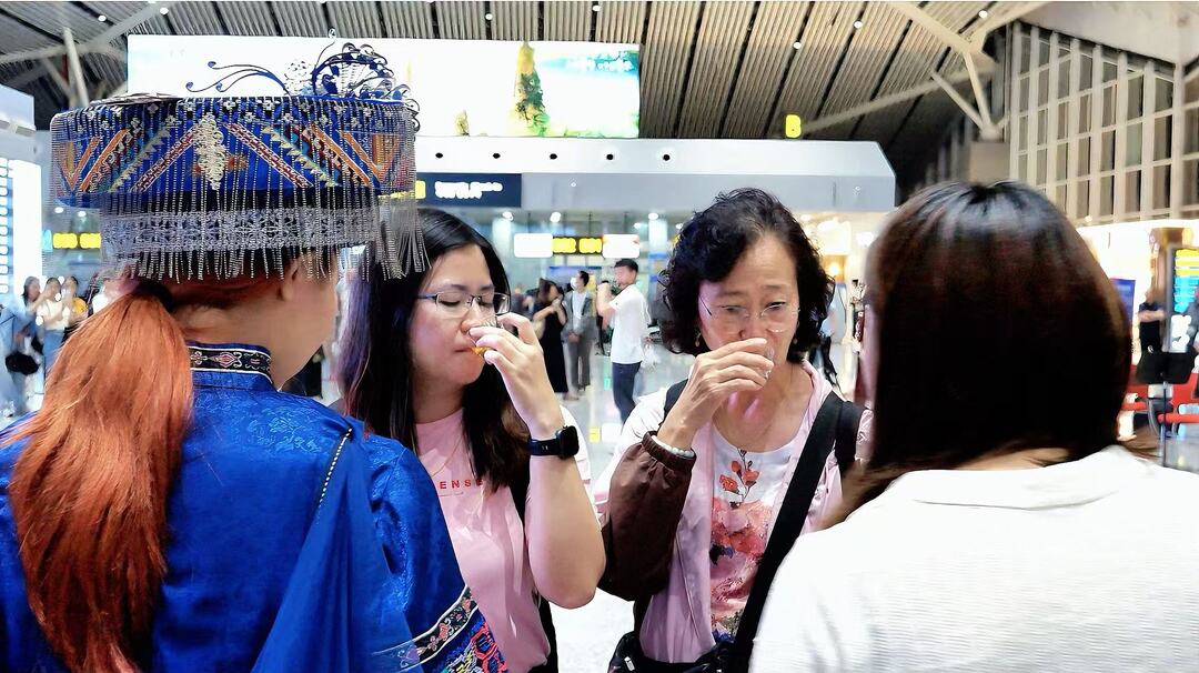 候机不无聊！桑植民歌与仗鼓舞亮相荷花机场