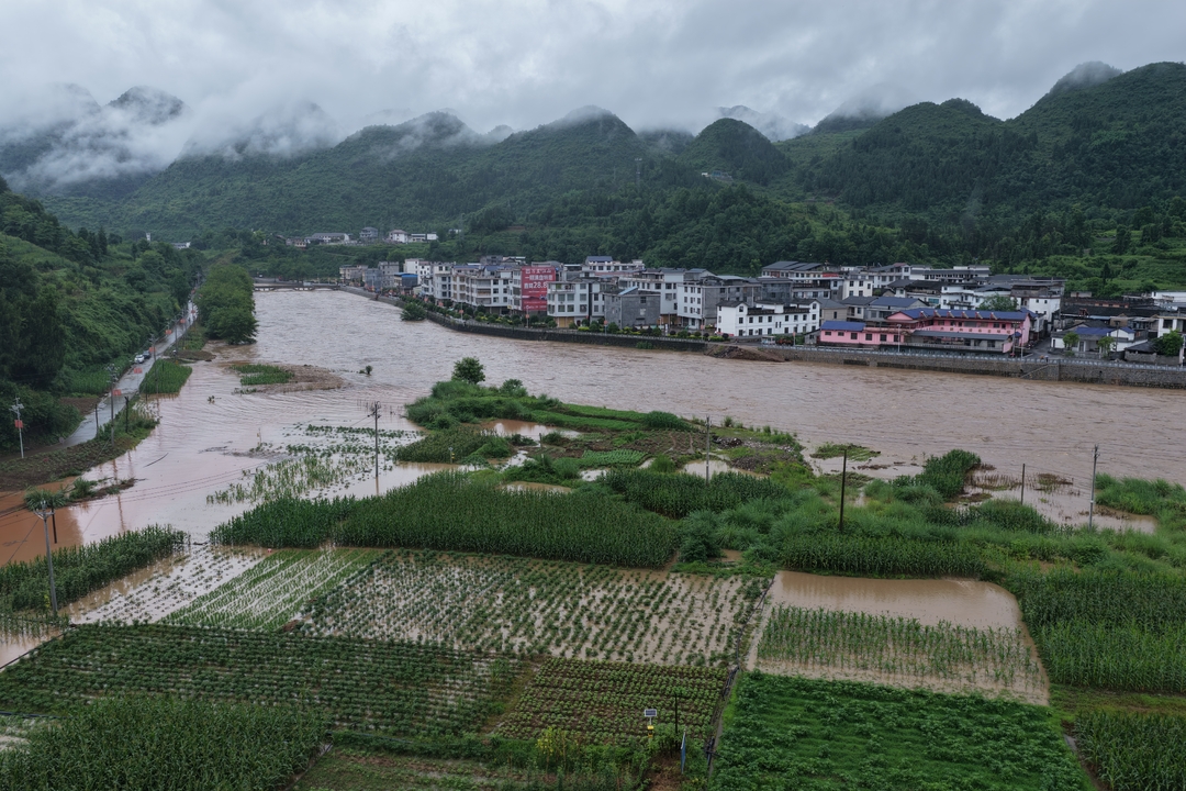 强降雨致河道水位上涨 廖家村镇积极开展防汛救灾工作
