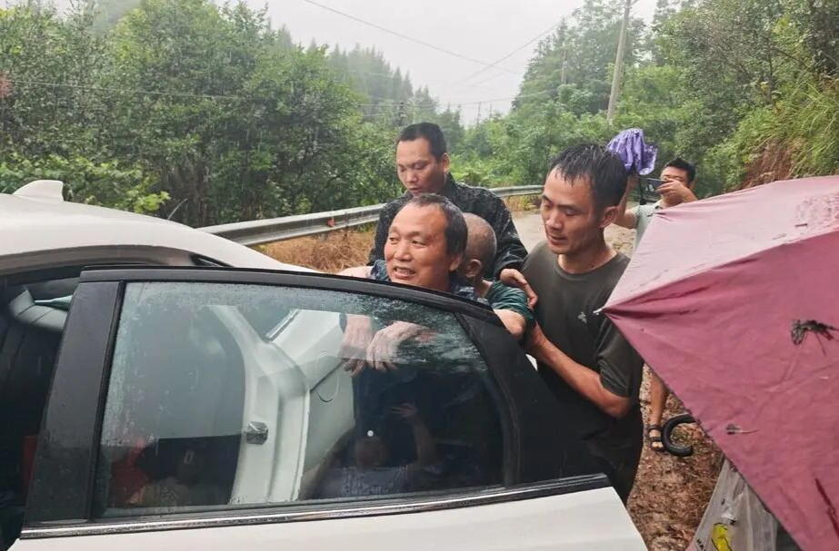 83小时风雨接力 沙塔坪乡干群联动成功搜救走失老人