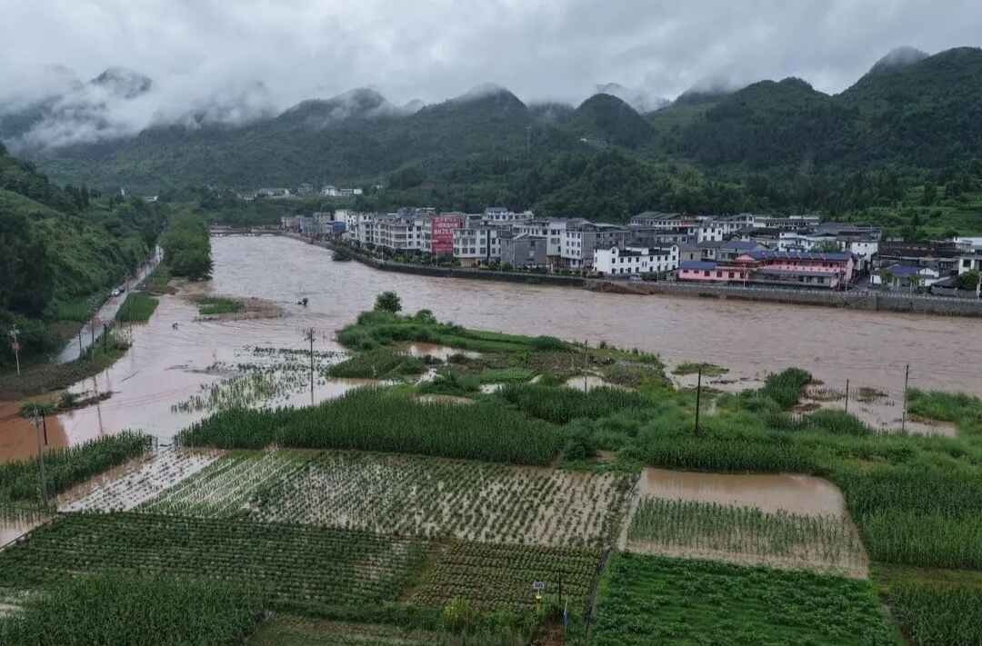 强降雨致河道水位上涨 廖家村镇积极开展防汛救灾工作