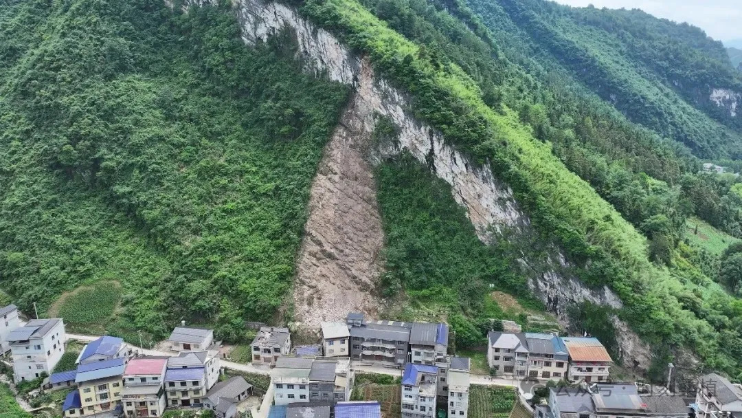 竹叶坪乡成功处置岩体崩塌险情 28户62人安全转移零伤亡