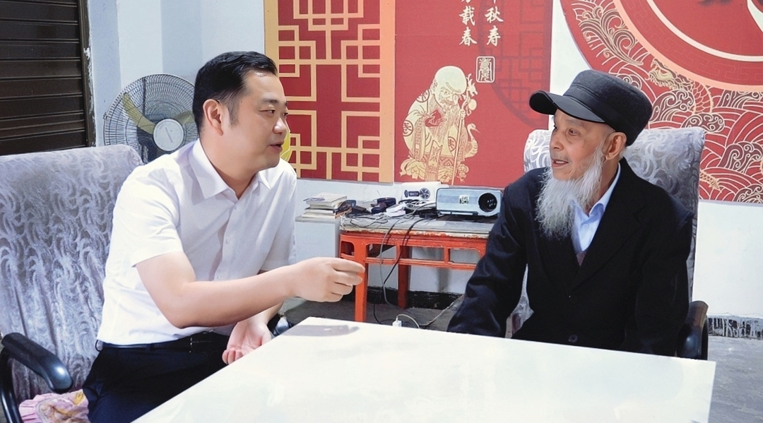 张冲在“七一”来临之际走访慰问百岁老党员
