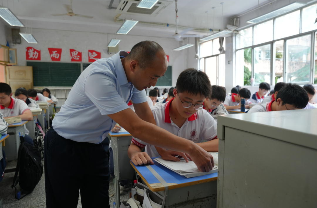 先锋如炬｜扎根乡土践初心 三尺讲台显担当——优秀共产党员佘涛的育人坚守
