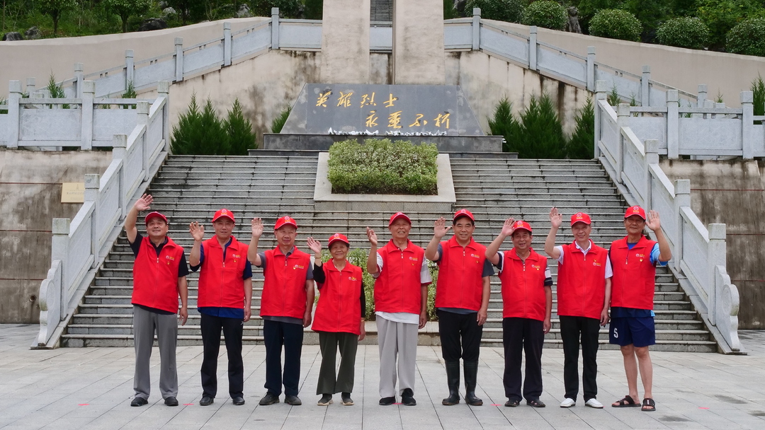 先锋如炬丨官地坪镇退休干部职工党支部：银发映初心 余热助振兴