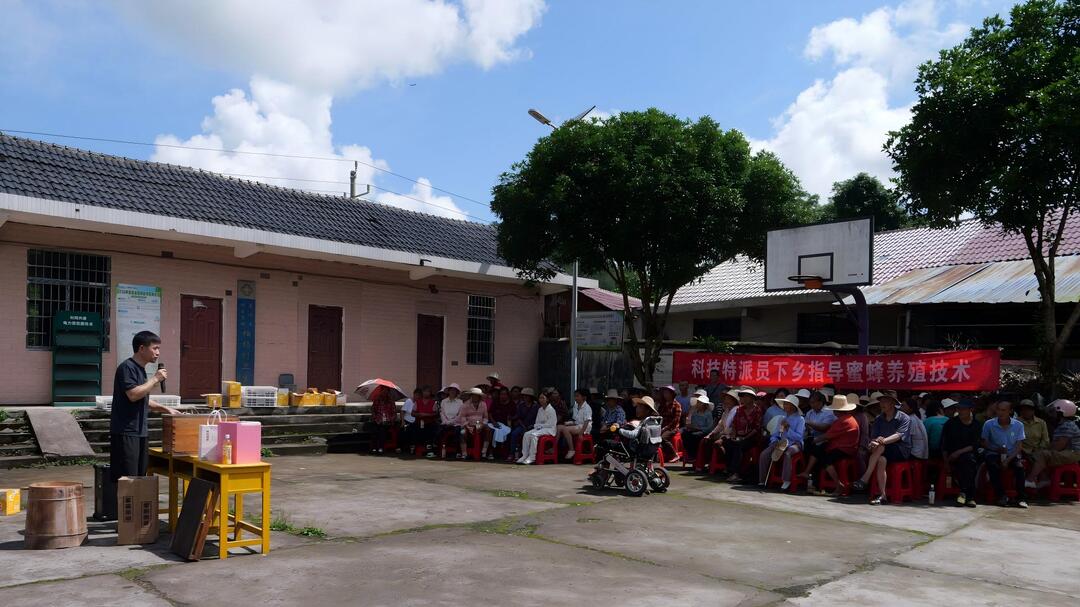 科技特派员送“技”下乡 助力柏杨村“甜蜜事业”