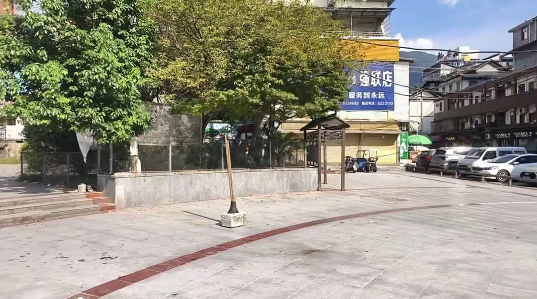 马上办丨县城管局：开展占道棚伞清除行动 还路于民优化市容环境