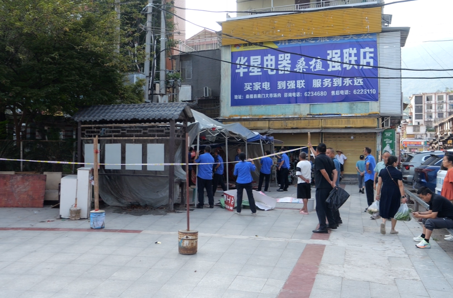 马上办丨县城管局：开展占道棚伞清除行动 还路于民优化市容环境