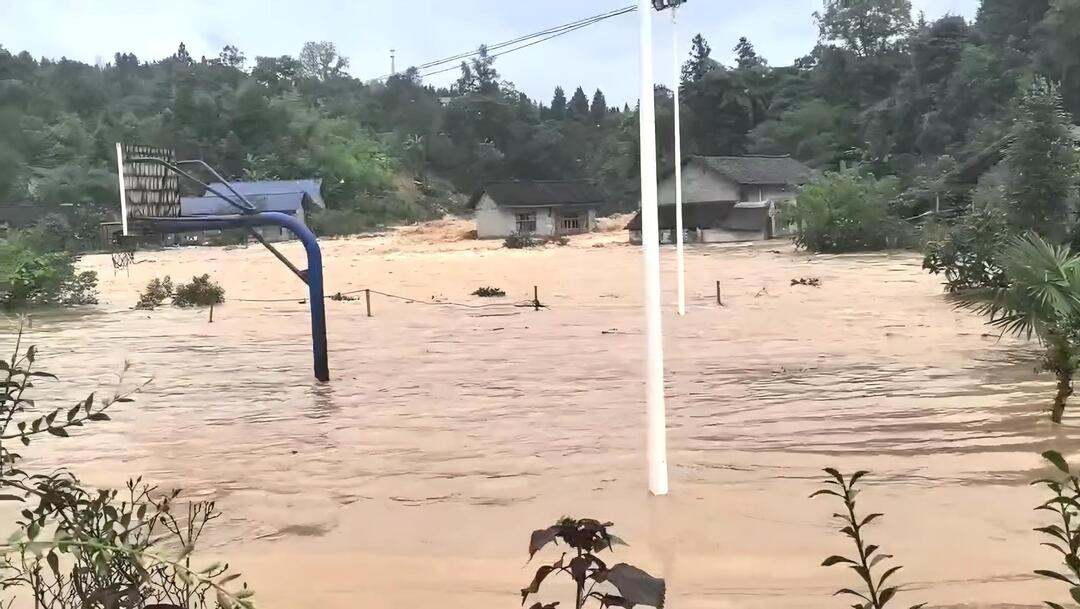 上河溪乡：与山洪赛跑 转移成功后仅半小时村民房屋被冲毁