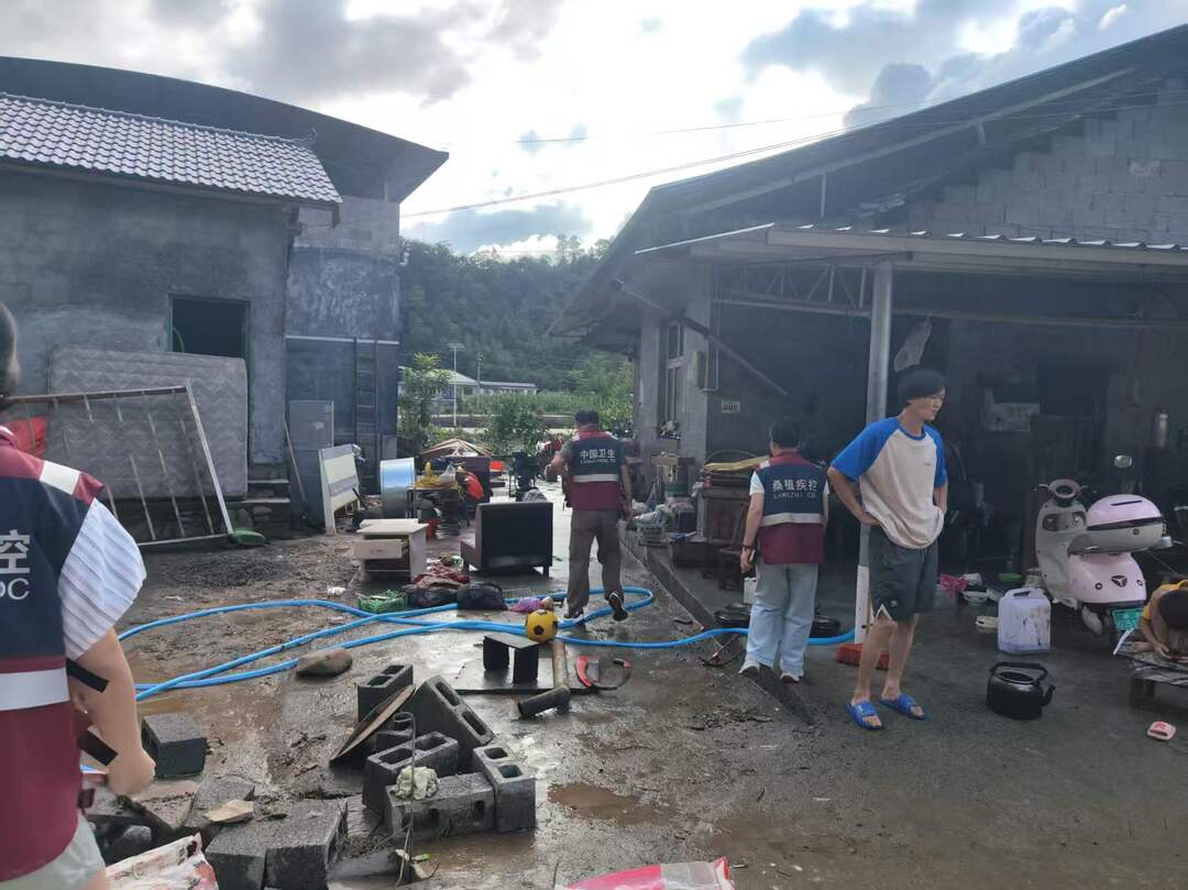 县疾控中心深入洪涝灾区开展全方位消杀指导