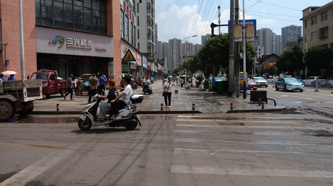 马上办丨县城管局：突击整治马路市场占道顽疾